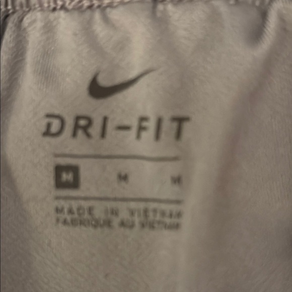 Nike Dri-Fit Women's Gray Sleeveless Top and Shorts Set - Picture 11 of 11